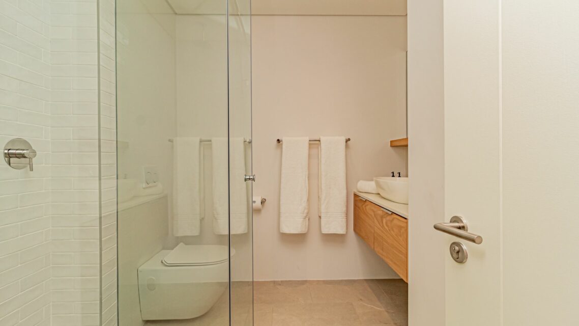 Alpha Sunsets - 2nd Bathroom