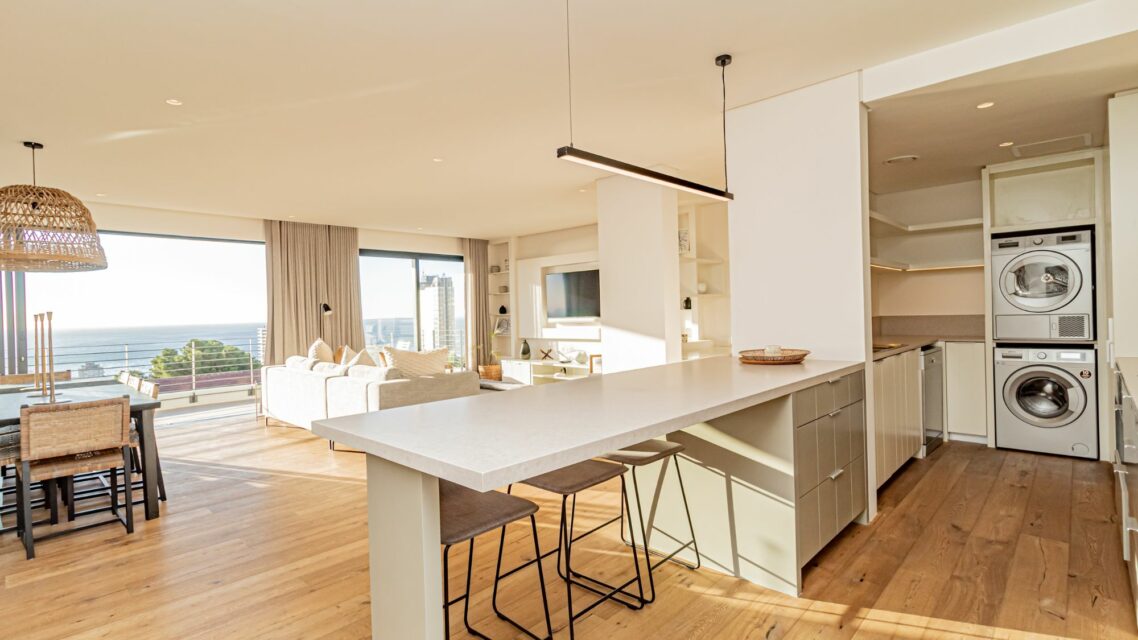 Alpha Sunsets - Kitchen and living area