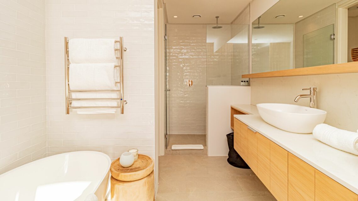 Alpha Sunsets - Master bedroom en suite bathroom