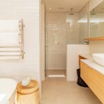 Alpha Sunsets - Master bedroom en suite bathroom