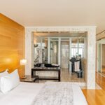 Clifton Rocks - Main bedroom with en-suite