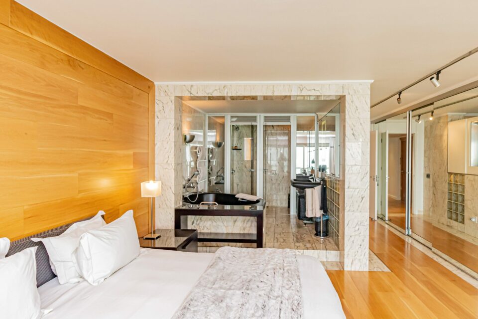 Clifton Rocks - Main bedroom with en-suite