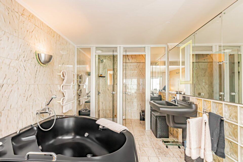 Clifton Rocks - Master Bathroom