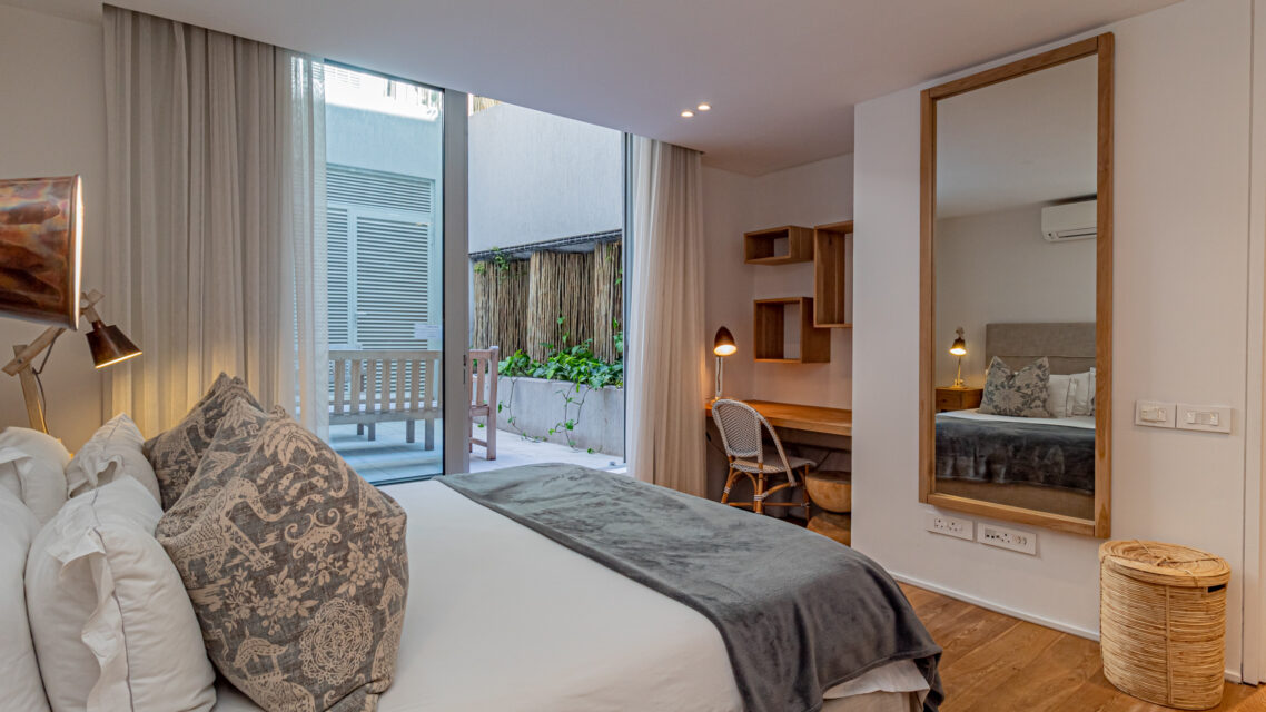 Onyx - Second Bedroom Courtyard