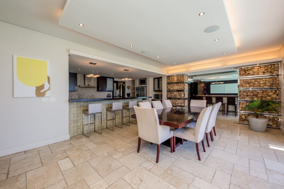 Roc Manor - Dining Area