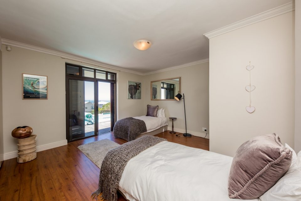 Roc Manor - Fourth Bedroom with Twon Beds