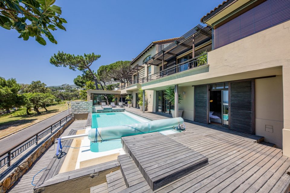 Roc Manor - Full Pool Area