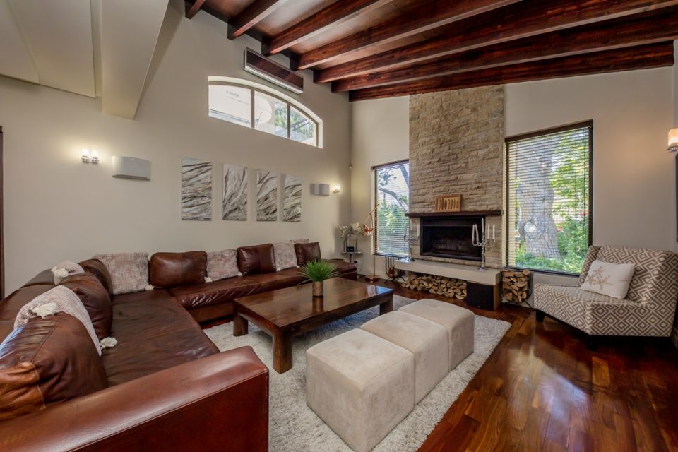 Roc Manor - Living Room with Fire Place