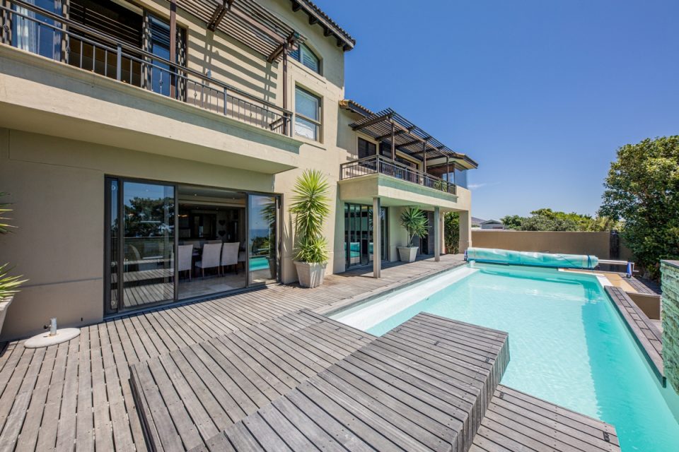 Roc Manor - Outdoor View