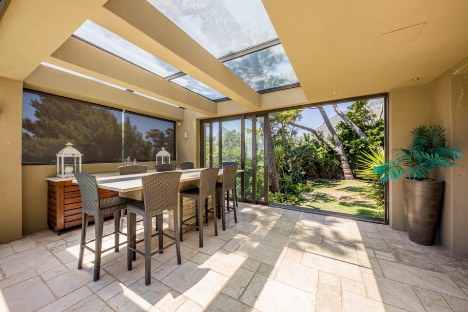 Roc Manor - Patio Dining