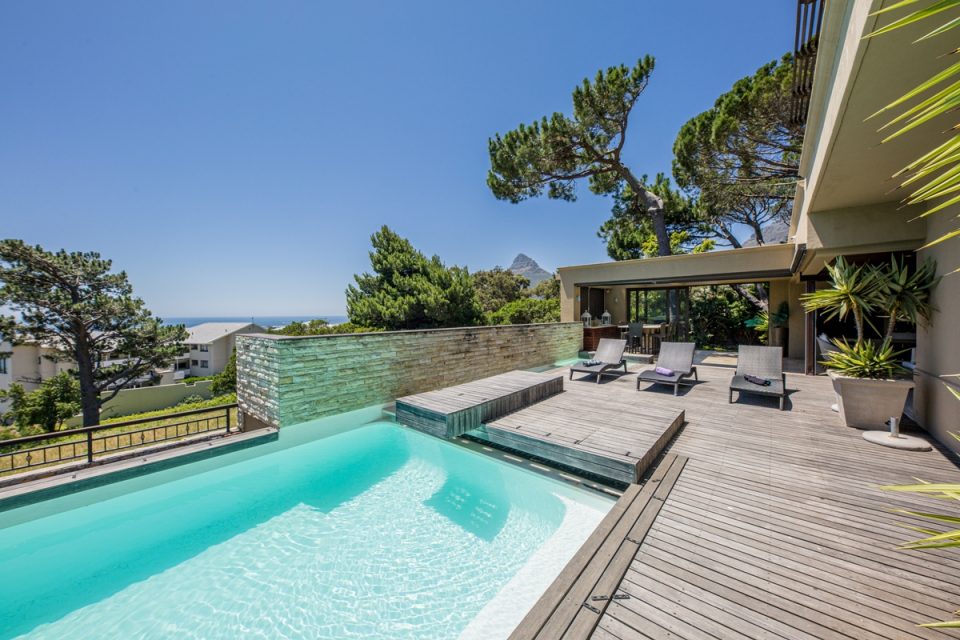 Roc Manor - Pool and Sun Loungers