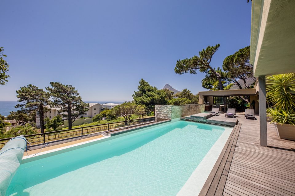 Roc Manor - Pool Area