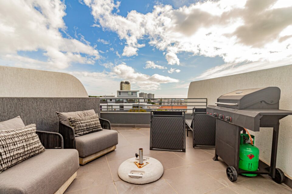 Scholtz Penthouse - Balcony with lounge seating