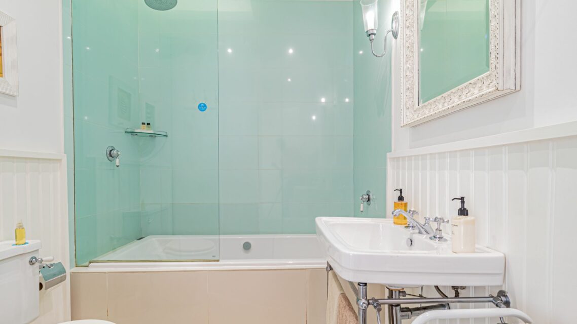 Six Selbourne - Bath and shower