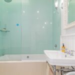 Six Selbourne - Bath and shower
