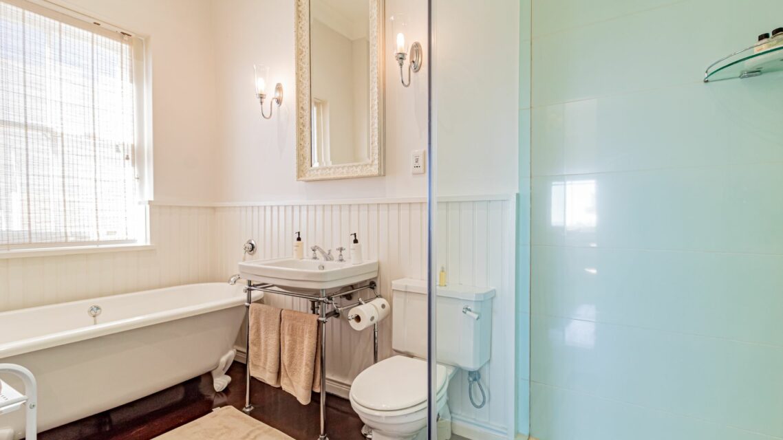 Six Selbourne - Bathroom with bath
