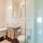 Six Selbourne - Bathroom with bath