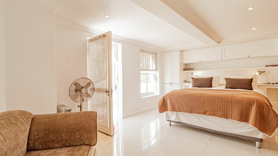 Six Selbourne - Fourth room with side access