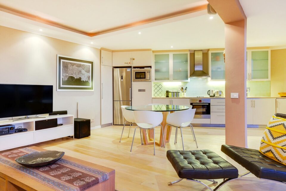 Calico - TV and Dining