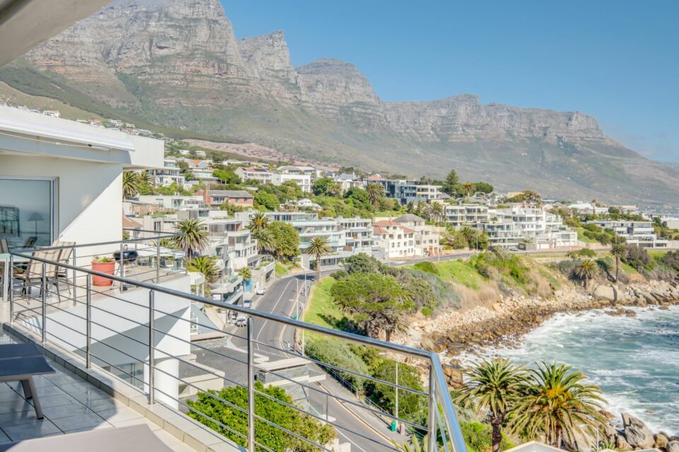 Camps Bay Terrace Penthouse - Mountain Views