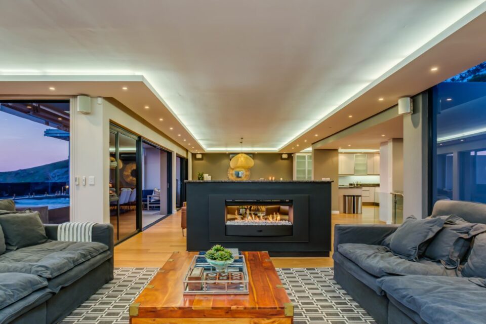 Ocean Pearl - Lounge Fireplace