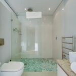 Ocean Pearl - Shared Bathroom