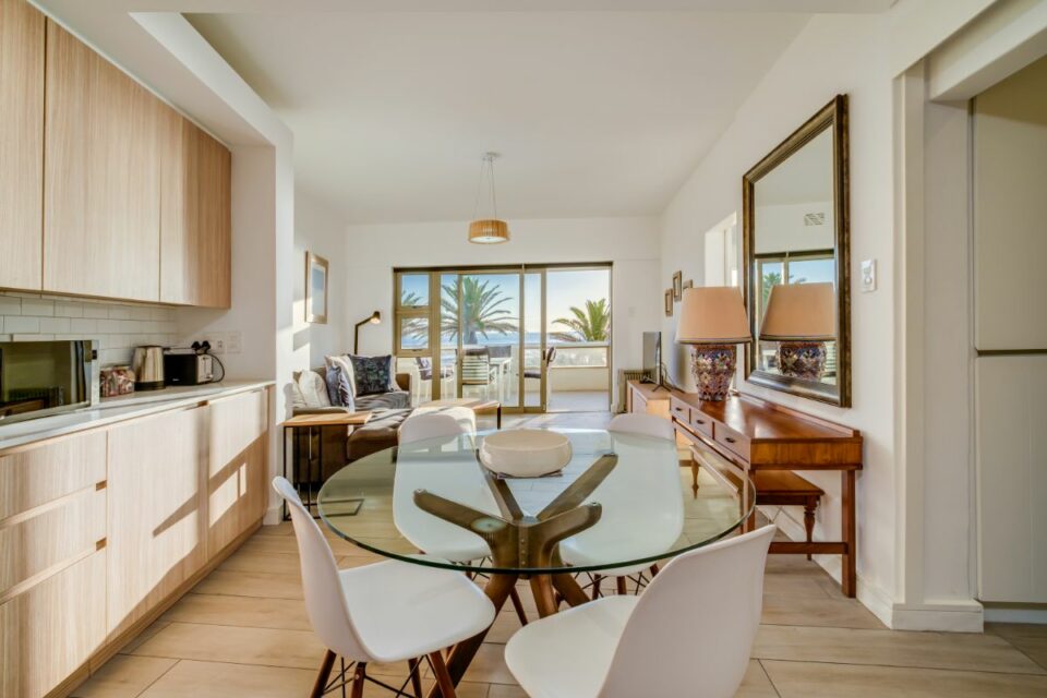Sundowner Views - Dining Table
