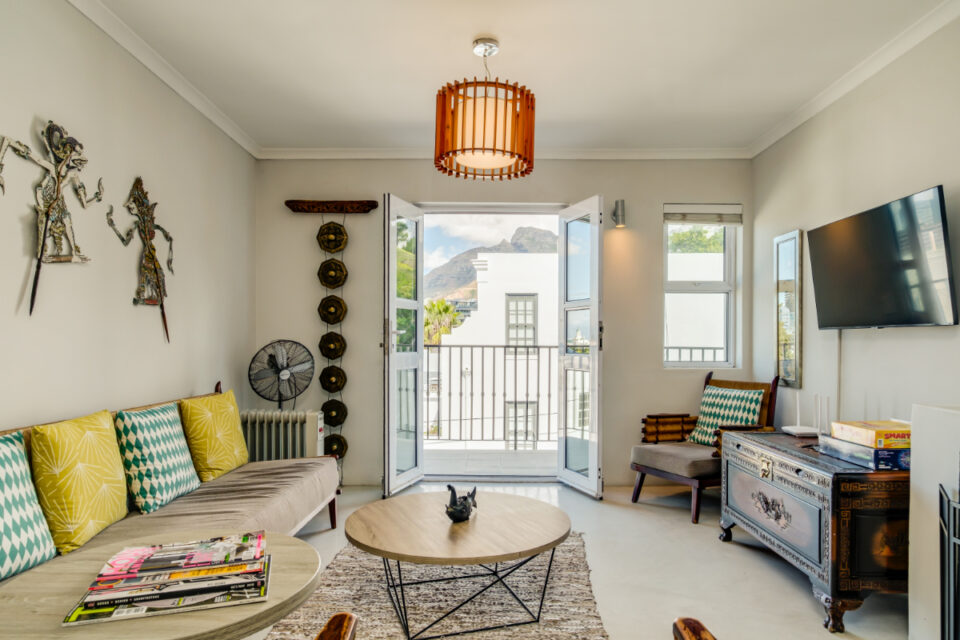 Eastern Views - Lounge