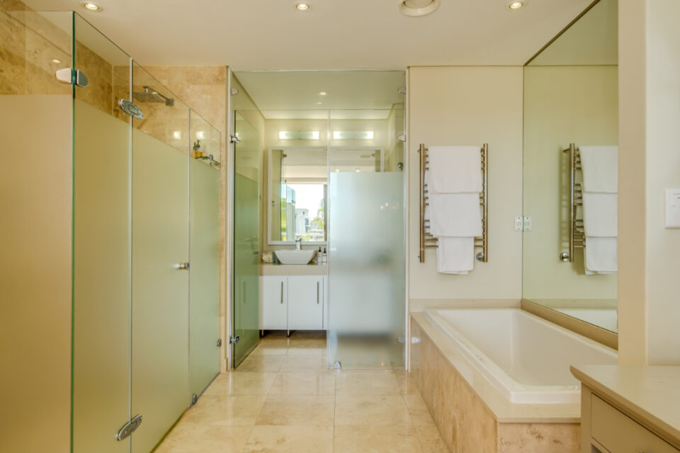 Juliette 308 - Master en-suite bathroom