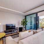 202 Warwick - Lounge with balcony access