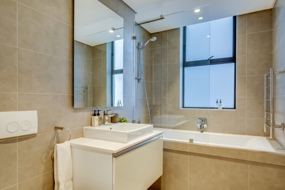 202 Warwick - Master bathroom