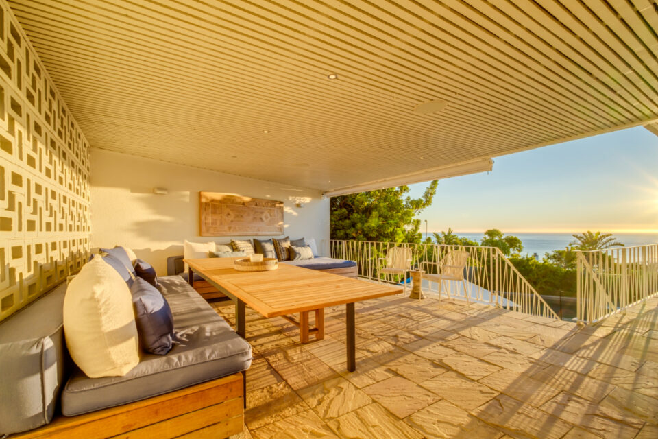 Amory - Balcony Dining