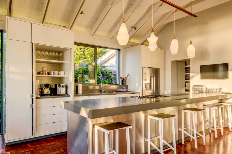 Amory - Kitchen with Breakfast Bar