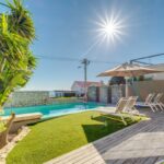 Lions Crest - Pool with Sunlongers