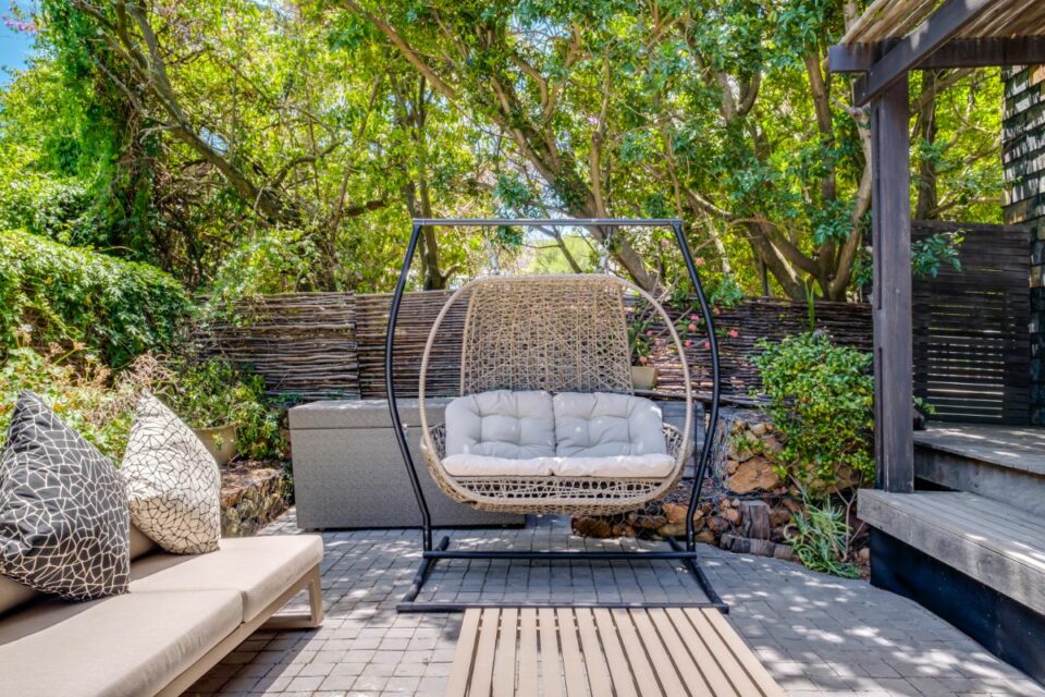 17 Geneva Lower - Swing Away