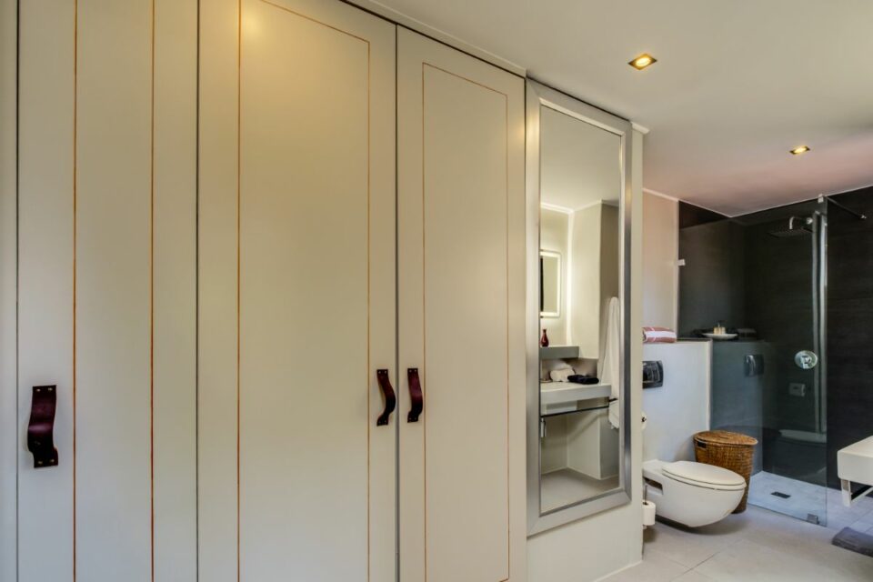 17 Geneva Lower - Bathroom