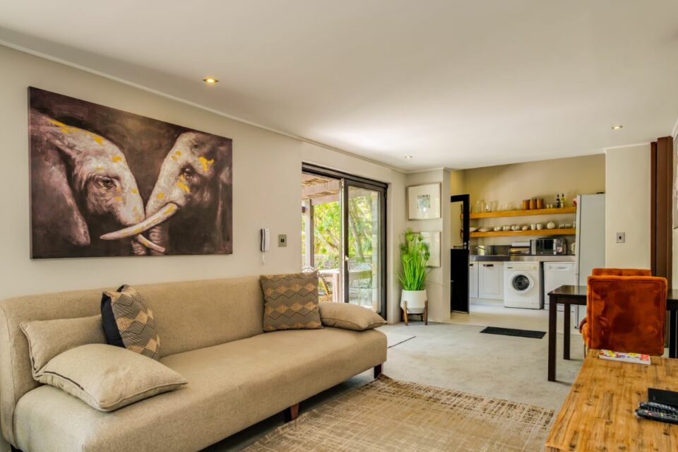 17 Geneva Lower - Lounge