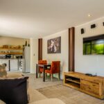 17 Geneva Lower - TV Area