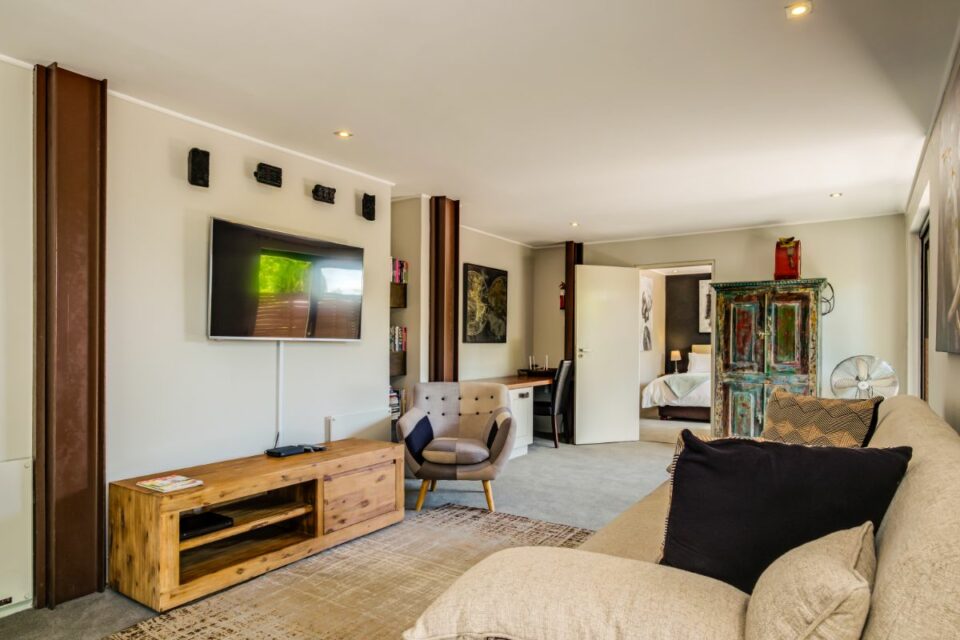 17 Geneva Lower - Lounge and TV