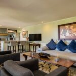 17 Geneva Middle - Lounge and TV