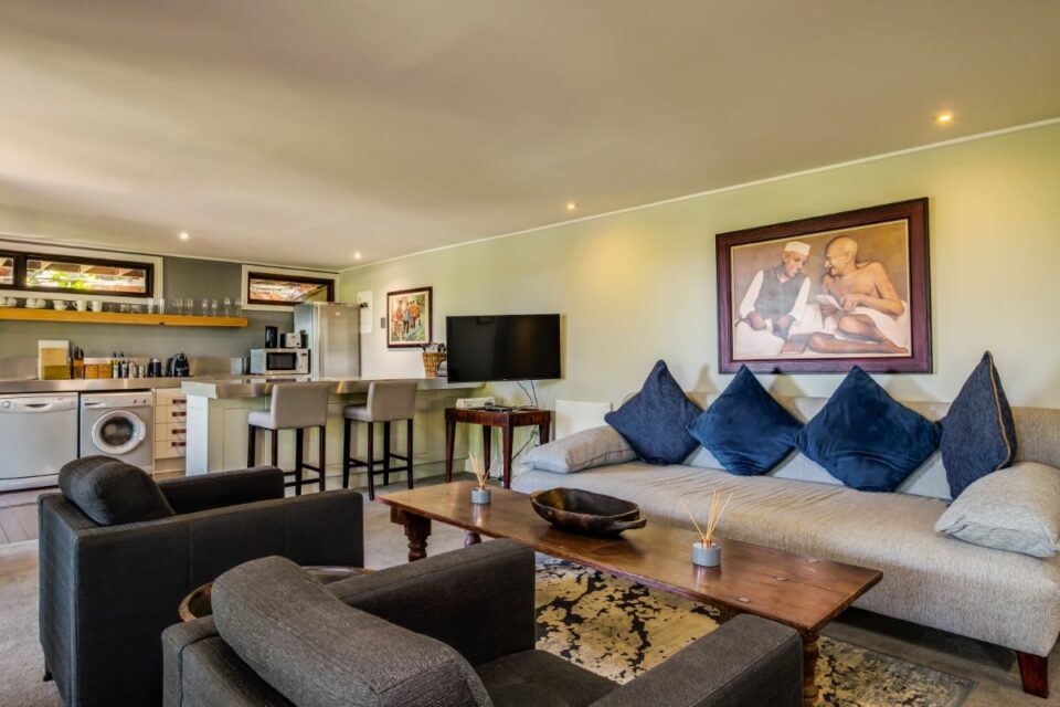 17 Geneva Middle - Lounge and TV