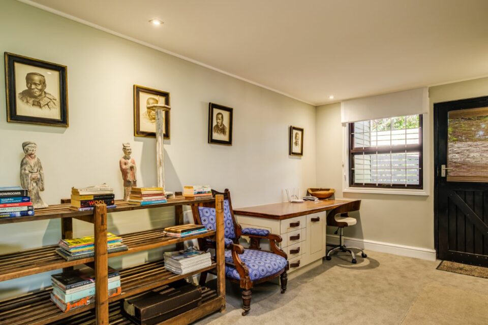 17 Geneva Middle - Laptop Friendly Workspace