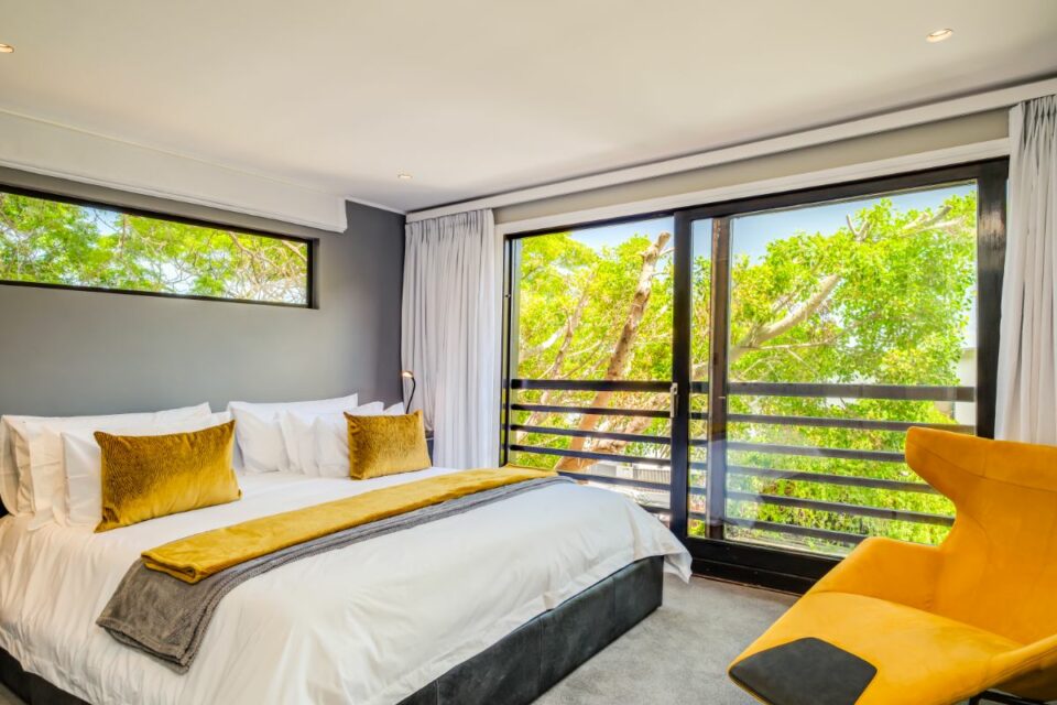 17 Geneva Middle - Bedroom with Juliette Balcony