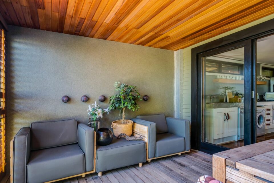 17 Geneva Middle - Deck Seating