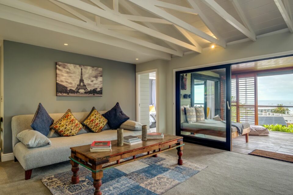 17 Geneva Upper - Lounge