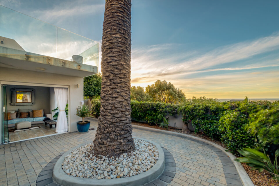 Beach Steps - Courtyard