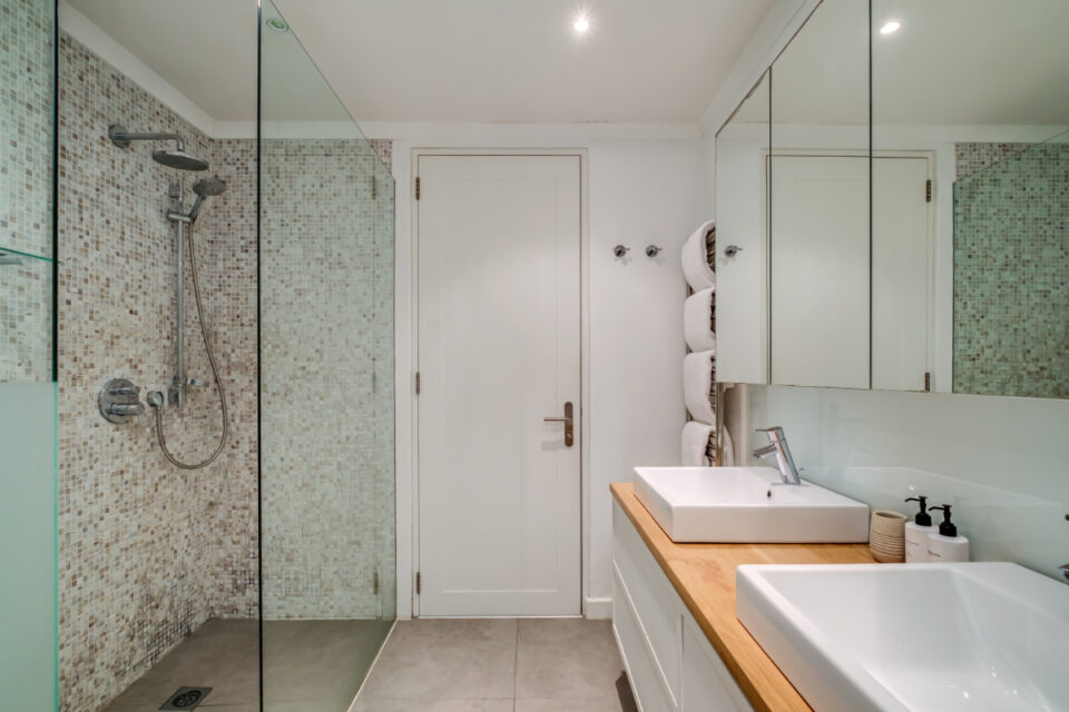 Beach Steps - Shared bathroom