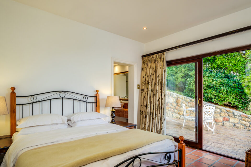 Camps Bay Terrace Lodge - Courtyard bedroom