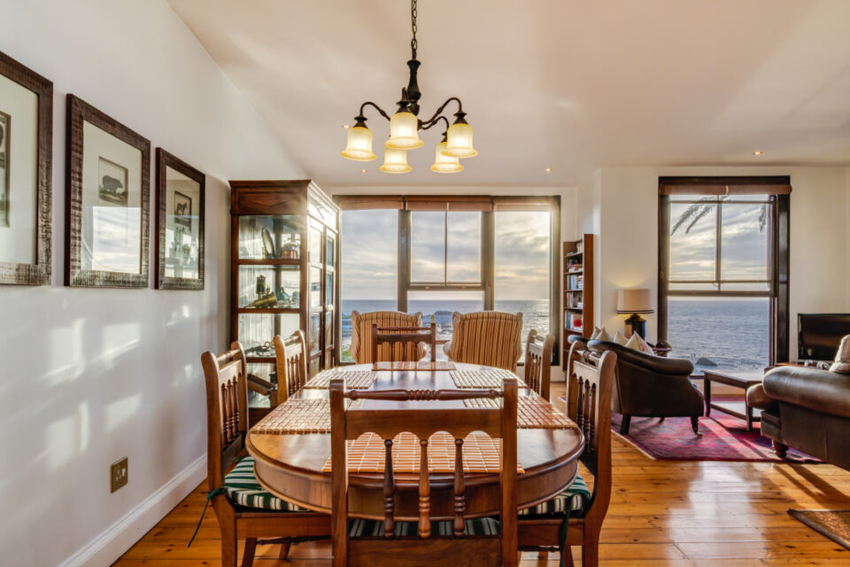 Camps Bay Terrace Lodge - Dining with a view