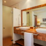 Camps Bay Terrace Lodge - Main bathroom